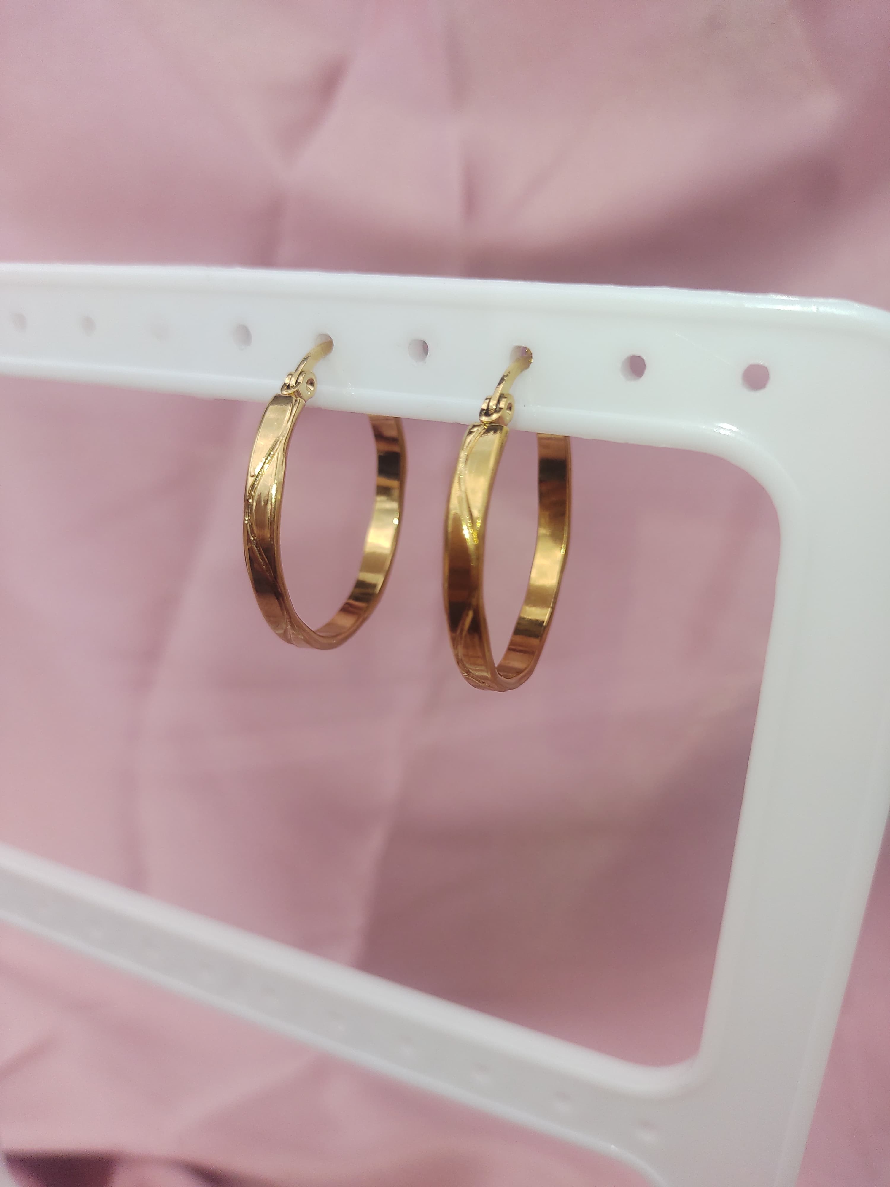 Aretes tipo candongas doradas